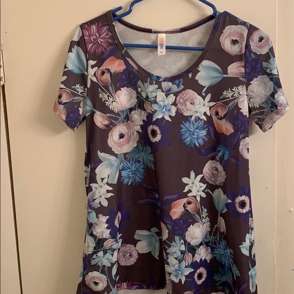 LuLaRoe Tops - XS Classic T by LulaRoe